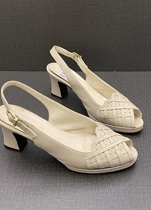 Friends pierre cardin кожаные туфли босоножки бежевого цвета