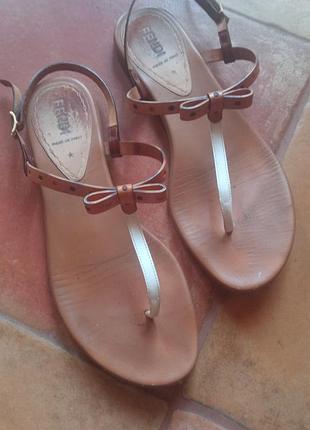 Босоножки из натурального кожи  от известного бренда fendi ,37 размер.бу