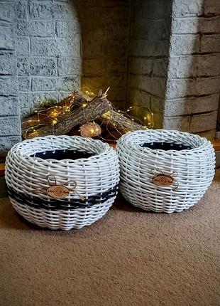 Изделия из ротанга, кашпо, вазоны, корзины, дровницы.