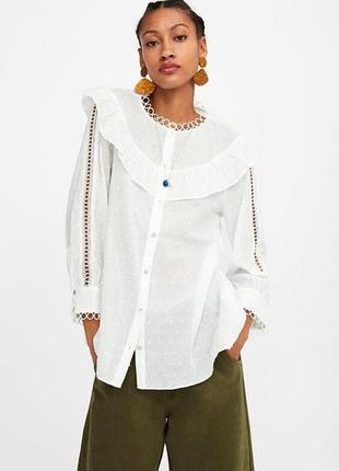 Белая блуза zara с вышивкой и воланом на плечах