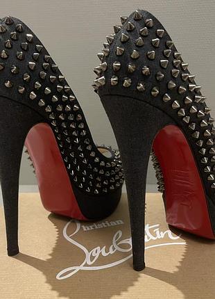 Найбажаніша пара босоніжок усіх модниць christian louboutin3 фото