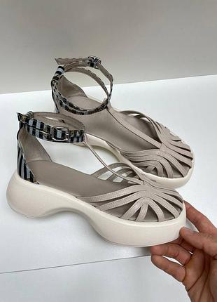 Бежевые босоножки на платформе высокой подошве