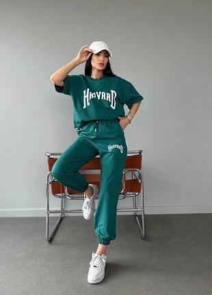 Жіночий зелений костюм футболка і штани