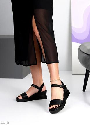 Женские удобные босоножки черные на невысокой танкетке, гладкая кожа без узоров и принтов на ремешку