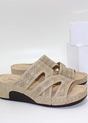 Бежевые женские шлепанцы с ажурным рисунком