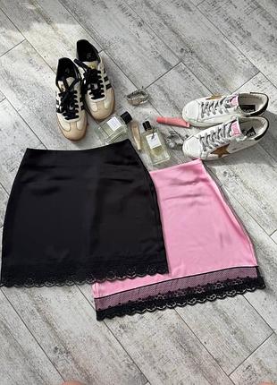 Коротка шовкова спідниця з мереживом