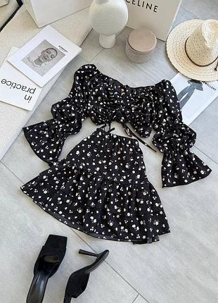 Жіночий костюм літній в квіточки топ куліска і спідниця з воланами легкий чорний білий