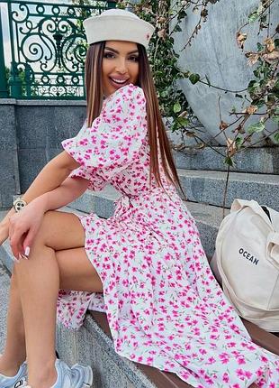 Платье с белым воротничком
