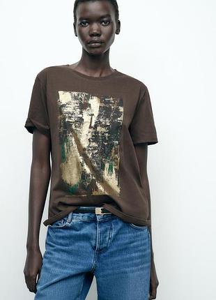Футболка с металлизированным принтом от zara