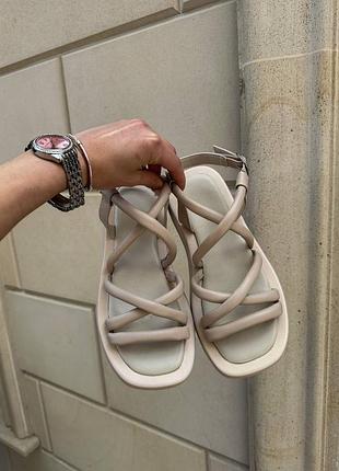 Бежевые босоножки на квадратной подошве