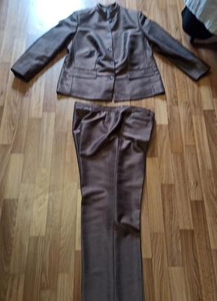 Коричневый костюм выполнен под дикий шелк бирки с размером нет но это где-то 14-16 размер