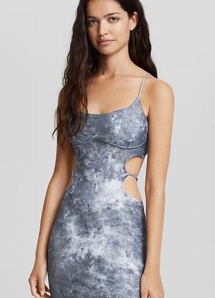 Довга сукня з відкритою спиною bershka s розмір