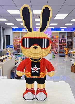 Diy конструктор "кролик в очках" яркая 3d модель из микроблоков желто-красный 45 см заяц