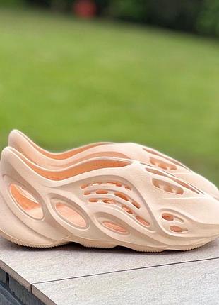 Кросівки жіночі бежеві літні з піни yeezy foam runner.