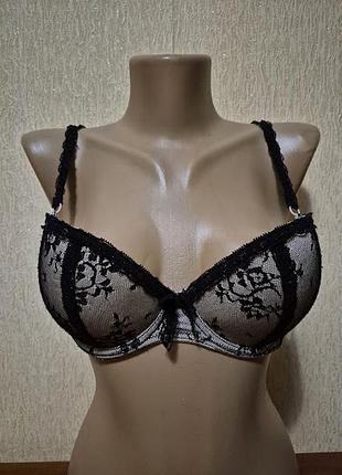 Красивый женский бюстгальтер