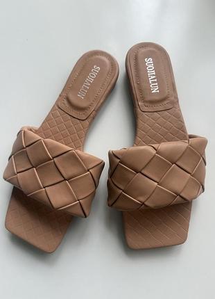 Шльопанці мюлі бежеві bottega veneta