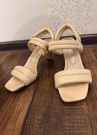 Босоніжки жіночі