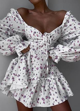 Белое женское платье из муслина, с цветочным принтом, шнуровкой на груди и объемными рукавами