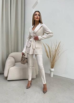 Жіночий літній класичний діловий світлий бежевий  костюм трійка топ піджак та штани