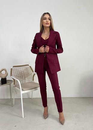 Жіночий літній класичний діловий бордовий марсаловий костюм трійка топ піджак та штани