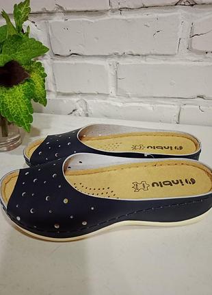 Шкіряні шльопанці на танкетці