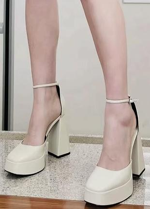 Туфлі на платформі та високому каблуку туфлі на високих підборах