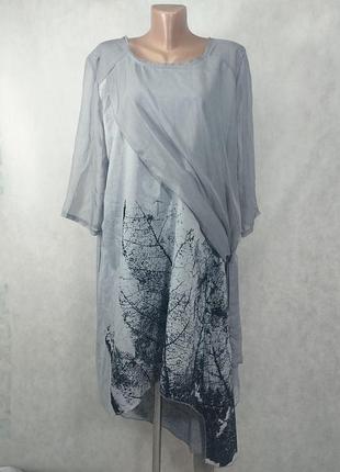 Серое оригинальное платье с принтом