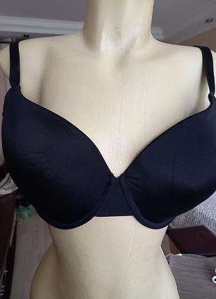 Черный гладкий бюстгалтер с уплотненной чашечкой на косточках 85d . secret possessions.