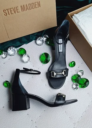 Steve madden оригінал чорні шкіряні босоніжки з пряжкою на невисоких підборах
