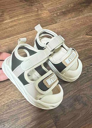 Дитячі босоніжки на дівчинку