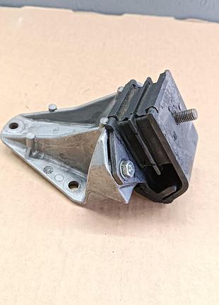 Кронштейн подушка двигателя renault trafic 2.1td 1981-2001 7700672166 7700745290