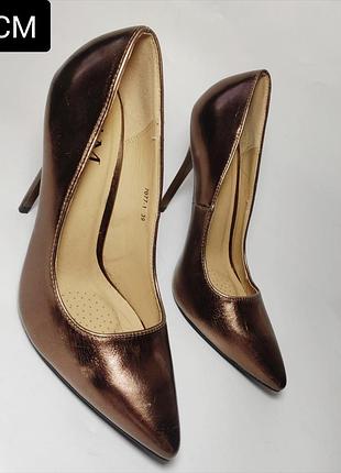 Туфли лодочки женские коричневого цвета на высоком каблуке с острым носком от бренда cm 39