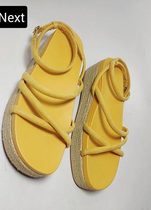 Босоножки эспадрильи желтые на платформе с ремешками от бренда next 42