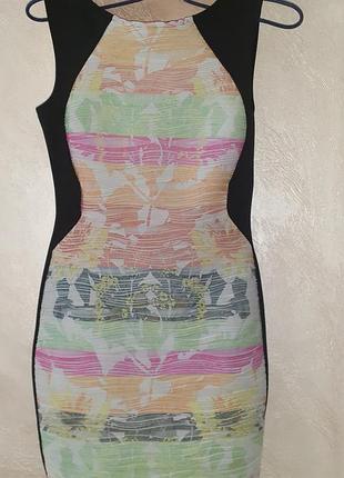 Платья для девочек в отличном состоянии.