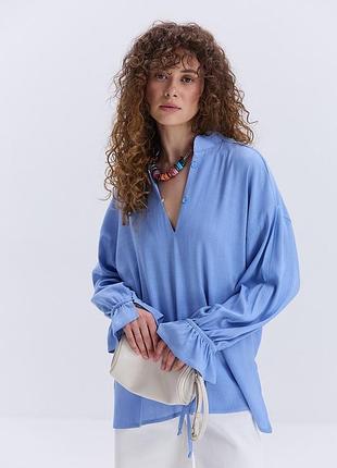 Блакитна блуза oversize з рюшами