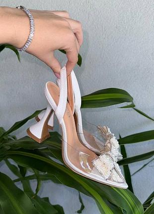 Туфлі білі  на каблуку рюмка