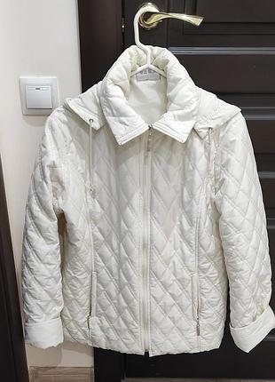 Куртка светло-бежевая. в идеальном состоянии. отличный вариант в прохладную погоду.