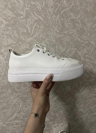 Білі , шкіряні кросівки , один раз одягнула , розмір 37 , купила за 3200