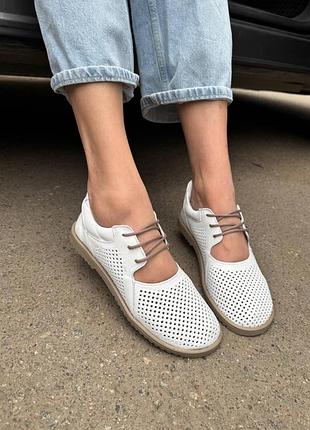 Белые и черные кожаные невесомые мокасины перфорация