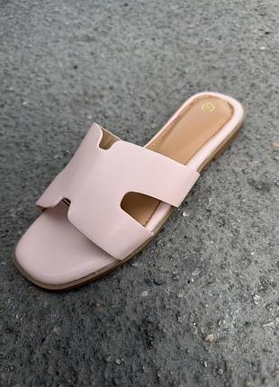 Ідеальні блідо рожеві шльопанці під бренд