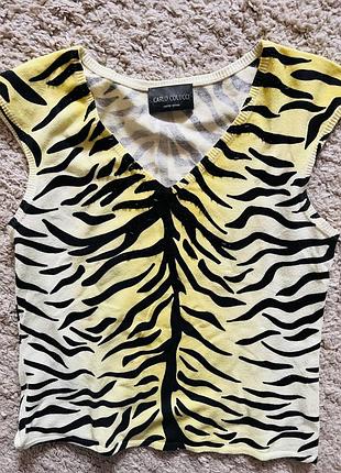 Кофточка, футболка  трикотаж  carlo colucci оригинал бренд размер s,m ,короткий, указан размер 38