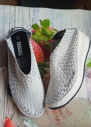 Стильные женские крассовки испанской фирмы paredes 40 размер.