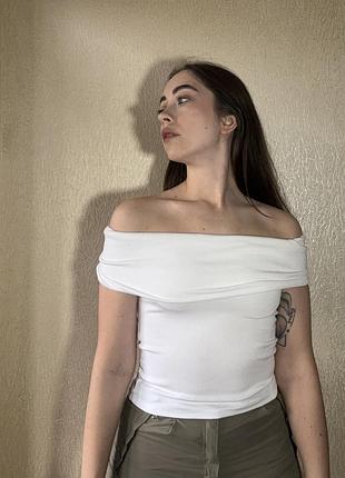 Білий топ з відкритими плечима у рубчик pullandbear