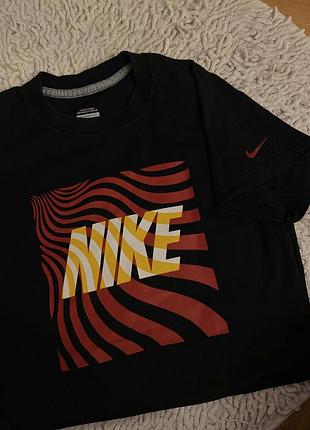 Черная футболка nike
