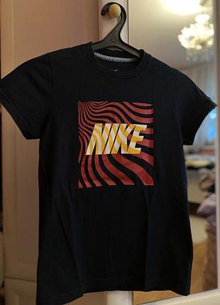 Чорна жіноча футболка nike з яскравим принтом