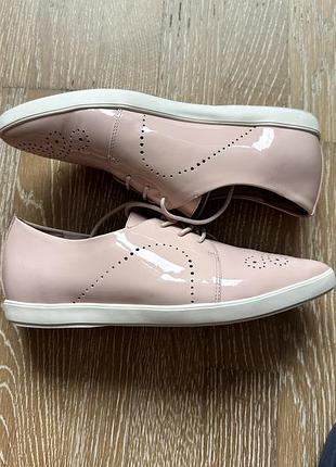 Лаковані шкіряні лофери