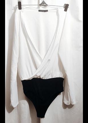 Чорно-біла боді блуза з вирізом від бренду boohoo