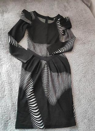 Сукня плаття жіноча тепла віскоза і поліестер
довжина 100, груди 43, талія36 бедра 45+