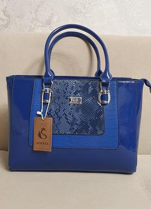 Стильная женская сумка из искусственной лаковой кожи.