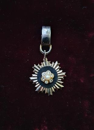 Дуже цікава мініатюрна вінтажна підвіска у формі ордена, європейський вінтаж